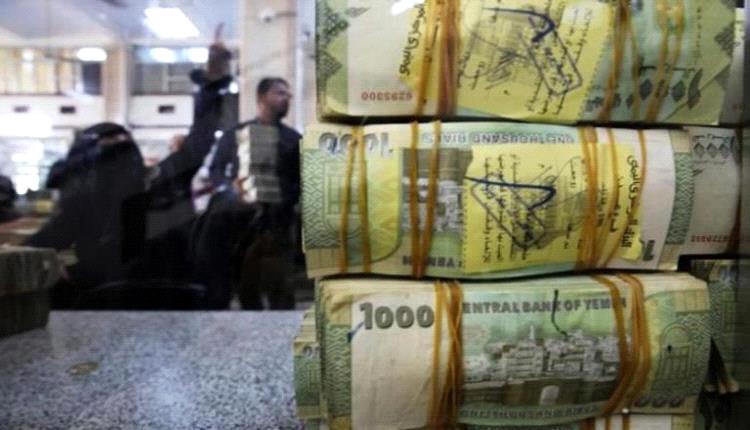 حرب صامتة على الريال اليمني تضغط على المواطنين في المناطق المحررة