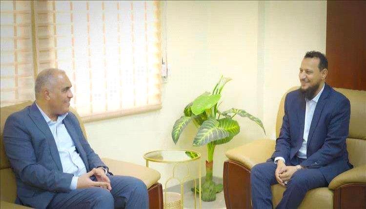 العبادي وشيخ يبحثان إصلاح التعليم في عدن