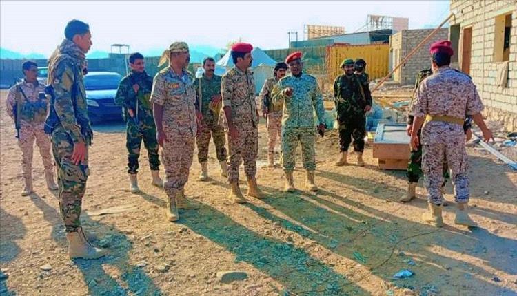 تفقد ميداني يعزز الجاهزية الأمنية لنقاط معسكر الحمراء بالمكلا