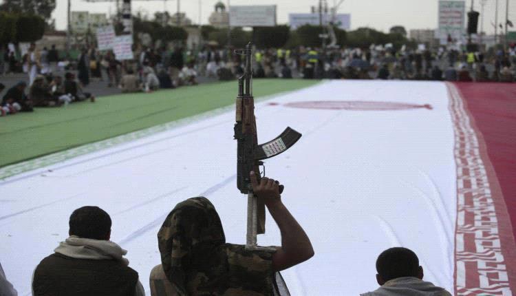 الحوثيون يستغلون الأزمة المعيشية لتجنيد الشباب والأطفال