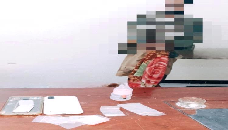 شرطة ميفعة تضبط متهمًا بحوزته مادة الشبو المخدر
