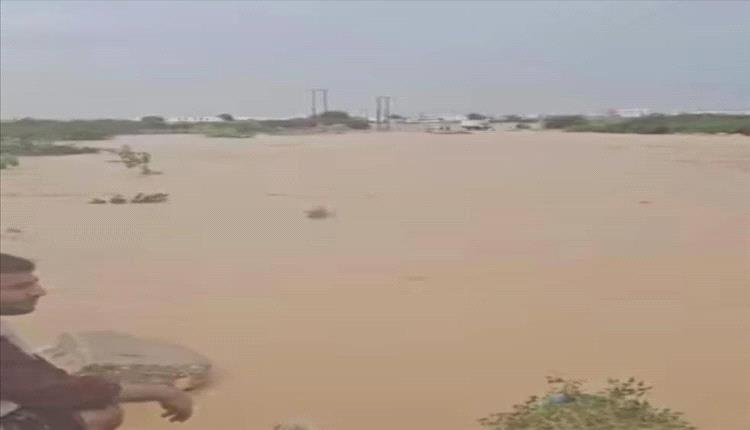 سيول الشحر تعزل الشرق مؤقتاً.. الطريق الدولي بين حضرموت والمهرة خارج الخدمة