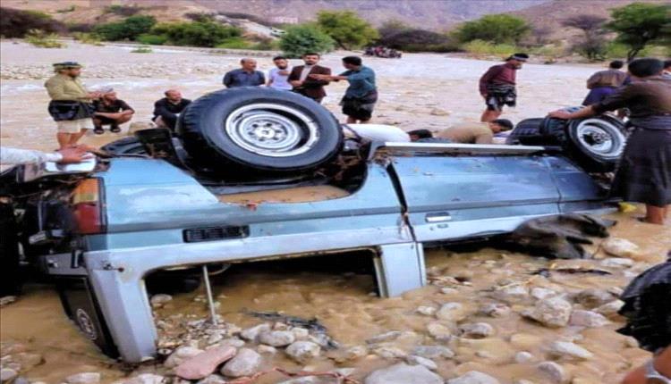 أمطار تتحول إلى سيول مدمّرة.. طرق متضررة ومركبات تجرفها المياه