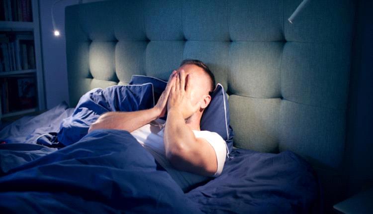 نظرة على الساعة.. عادة صغيرة تُشعل الأرق