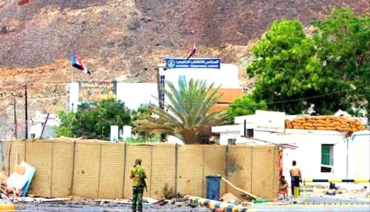 انسحاب قوات المنطقة الرابعة من منزل رئيس المجلس الانتقالي الجنوبي
