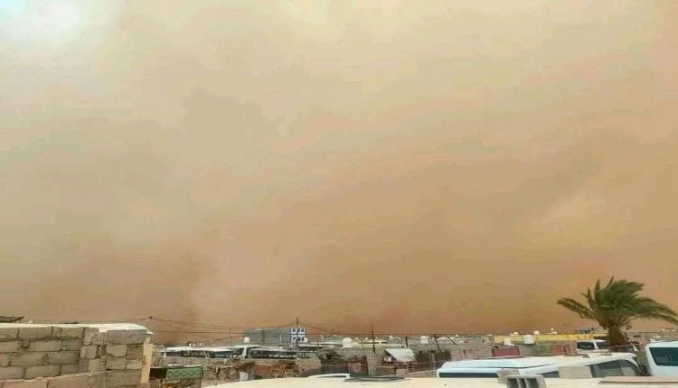 وسط غبار كثيف.. عاصفة رملية مفاجئة تضرب العبر والوديعة بوادي حضرموت