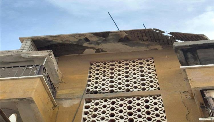 الجاوي يوجه بإزالة سقف متهالك في المعلا حفاظاً على أرواح المواطنين