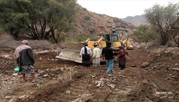 السيول تعزل مناطق في يافع سرار.. وتحرك رسمي عاجل لإعادة فتح الطريق
