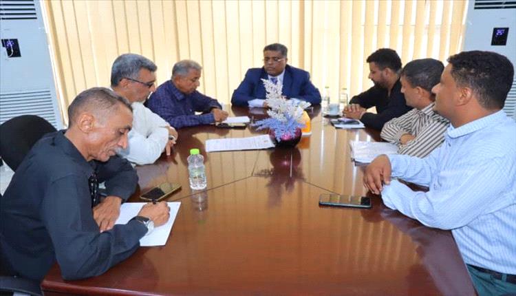 عدن تبدأ حملة واسعة لرفع مخلفات الأمطار