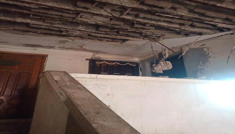 كارثة تلوح في الأفق.. عمارة متهالكة تهدد حياة سكان المعلا بعدن