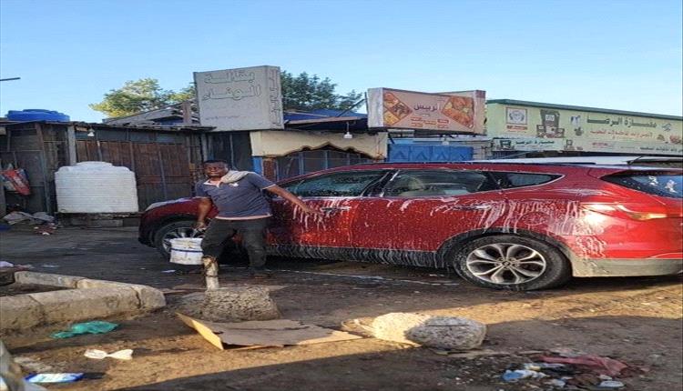 غسيل السيارات في عدن: من شارع بسيط إلى جزء من نبض المدينة"