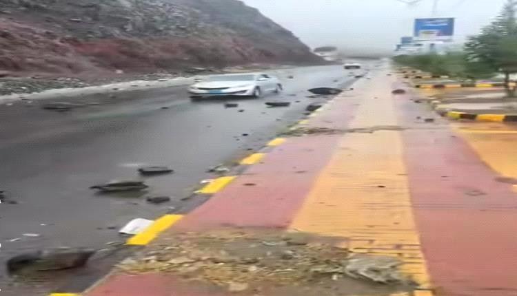 انهيارات صخرية تهدد حياة سكان صنعاء وتشل حركة الطرق