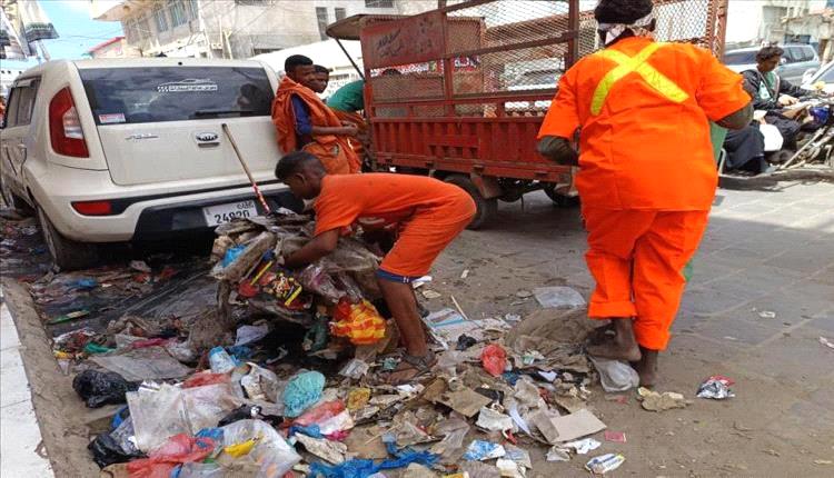 العاصمة عدن.. جهود مكثفة لإزالة آثار الأمطار في الشيخ عثمان