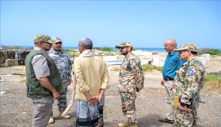 طارق صالح يتفقد مناطق سيول المخا ويوجه بتكثيف الإغاثة للمنكوبين