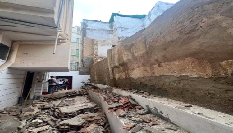 انهيار منزل في المكلا دون خسائر بشرية ونجاة 3 أسر