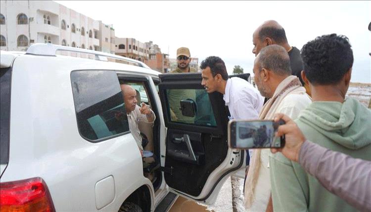 الخنبشي يتفقد المكلا بعد أمطار الخير ويؤكد سرعة معالجة الأضرار