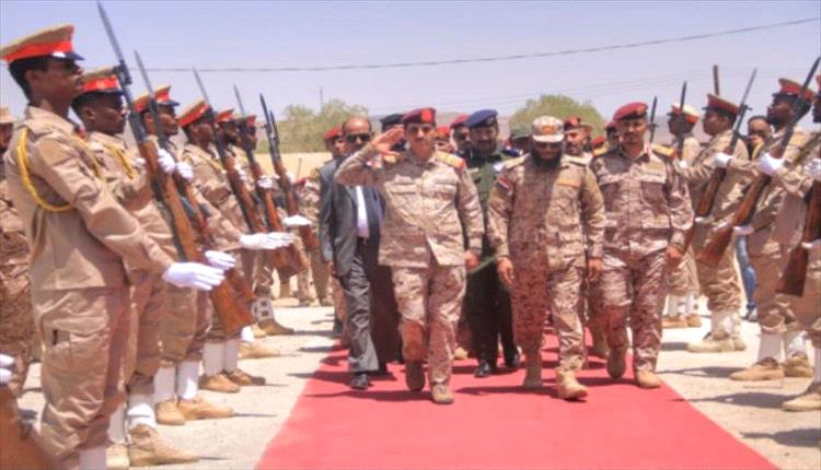 وزير الدفاع يتفقد جاهزية المنطقة العسكرية الأولى ويؤكد رفع الاستعداد