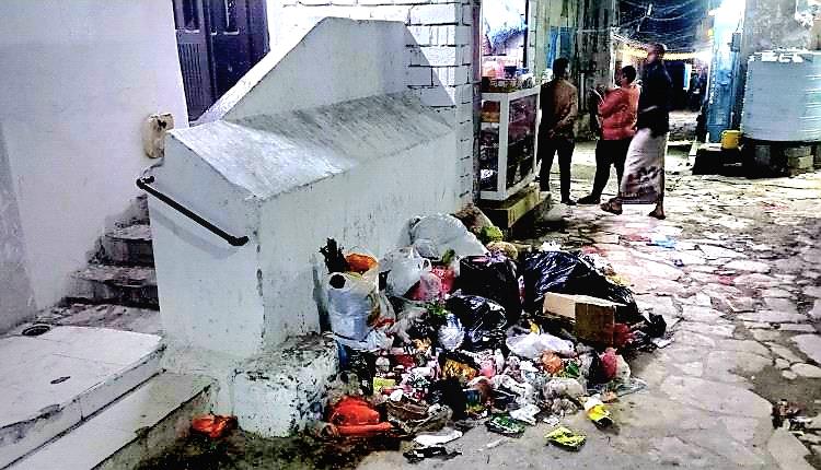 استياء واسع: قمامة أمام مسجد النور تُثير غضب المصلين