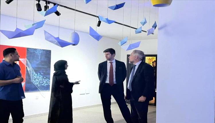 سفير الاتحاد الأوروبي يشيد بإبداع عدن من قلب معرض 