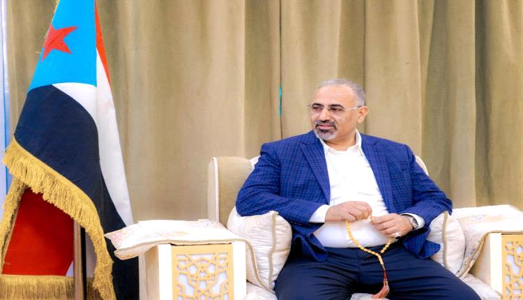 مصدر: اتصال هاتفي بين الزُبيدي ومسؤول محلي يثير تفاعلاً واسعاً