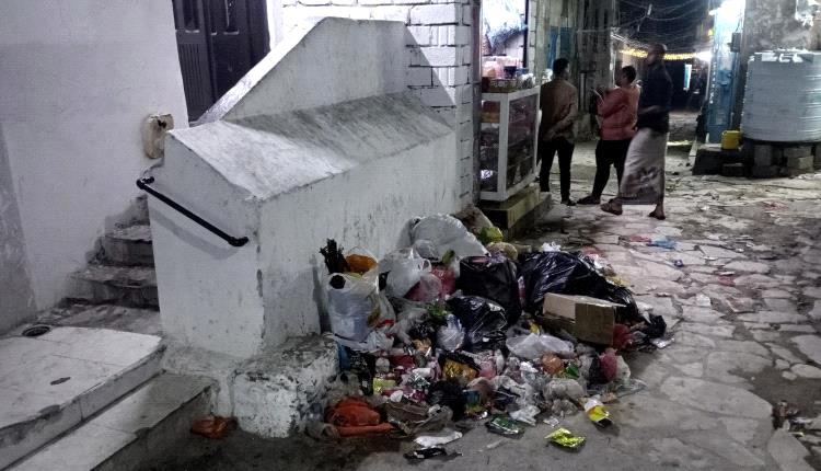حرمة المساجد تُهان: القمامة تثير غضب المصلين في المكلا