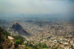 قناص حوثي يقتل امرأة شرق تعز في جريمة جديدة ضد المدنيين