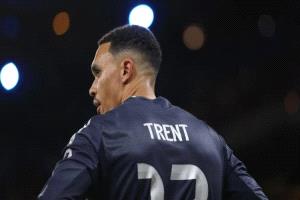 توقيع يتحول إلى صفارات إنذار: لحظة ودية تضع ترينت ألكسندر-أرنولد في موقف مفاجئ