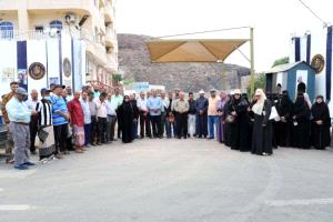 لليوم التاسع توالياً.. الأمانة العامة تتحدى الإغلاق وتواصل احتجاجها في عدن رفضاً للقرار التعسفي