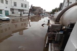 عدن.. مياه الأمطار تحت المجهر والفرق الفنية تباشر شفطها فورياً