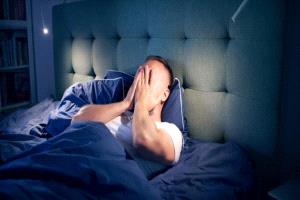 نظرة على الساعة.. عادة صغيرة تُشعل الأرق