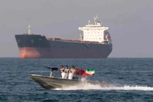 واشنطن تنفي مرافقة البحرية الأمريكية لناقلة نفط في مضيق هرمز