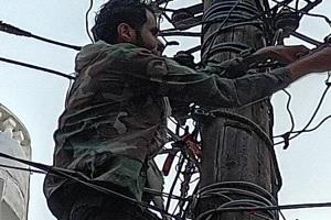 عدن قبل الفطور: كوادر الكهرباء تضيء المدينة بإخلاص