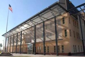 الدفاعات العراقية تتصدي لهجوم بمسيرتين على السفارة الأمريكية في بغداد