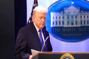 ترامب يدرس تعليق قانون جونز لضمان تدفق الوقود