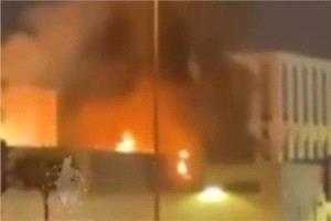 مسيرة تضرب محيط مطار دبي وتشعل حريقًا بخزان وقود