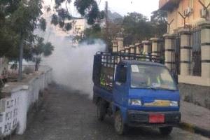 فرق صحة البيئة تنفذ حملة رش موسعة للحد من انتشار البعوض في صيرة
