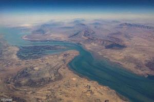 الجيش البريطاني: حريق بسفينة شحن في مضيق هرمز بعد استهداف ألغام إيرانية