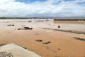 أبين.. سيول تجتاح شقرة وتقطع الطريق الدولي