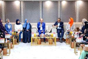 رئيس الوزراء: تمكين المرأة أولوية حكومية وتعزيز حضورها في مواقع القرار