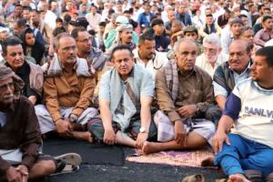 قيادات الانتقالي تؤدي صلاة العيد في ملعب الفقيد باوزير