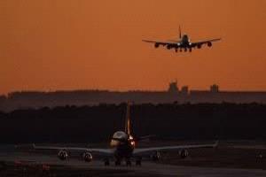 سماء ملتهبة.. أوروبا تحذر الطيران من أجواء الخليج وإيران