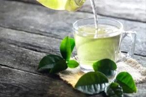 الشاي الأخضر… فوائده الصحية مع تحذيرات حول امتصاص الحديد