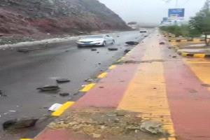 انهيارات صخرية تهدد حياة سكان صنعاء وتشل حركة الطرق