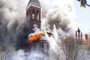 نيران العدالة.. حريق هائل يلتهم مبنى محكمة في جورجيا