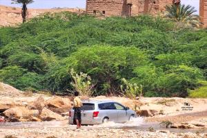 شبوة تواجه السيول بسدود وحواجز لتحصين المياه والبنية التحتية