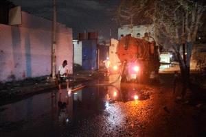 مياه عدن تكثف جهودها لمعالجة طفح الصرف الصحي في الشيخ عثمان والمنصورة