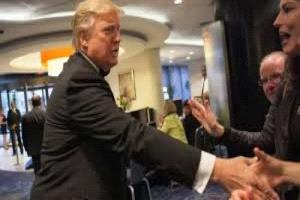 ترامب يفاجئ الجميع: حضور أول لعشاء مراسلي البيت الأبيض بعد سنوات من المقاطعة