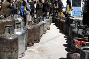 أزمة الغاز في اليمن تتفاقم وسط اتهامات بتهريب واسع وخلل في التوزيع