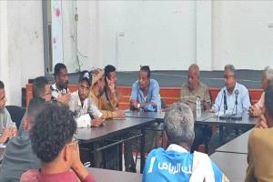 مدير صندوق النظافة بعدن يشيد بتفاني العمال خلال المنخفض الجوي