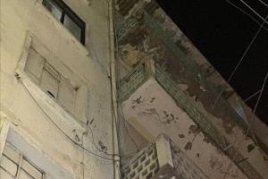 انهيار أجزاء من مبنى قديم في المعلا يُصيب طفلة بجروح خطيرة